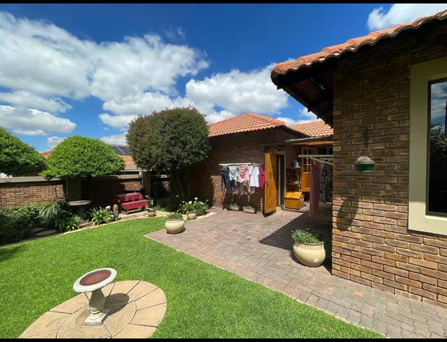 3 BEDROOM CLUSTER FOR SALE IN LAMBTON